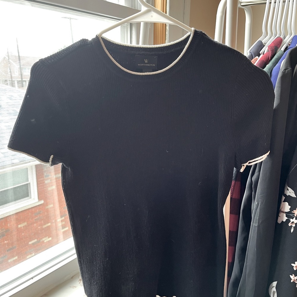 Black short sleeved sweater - size small